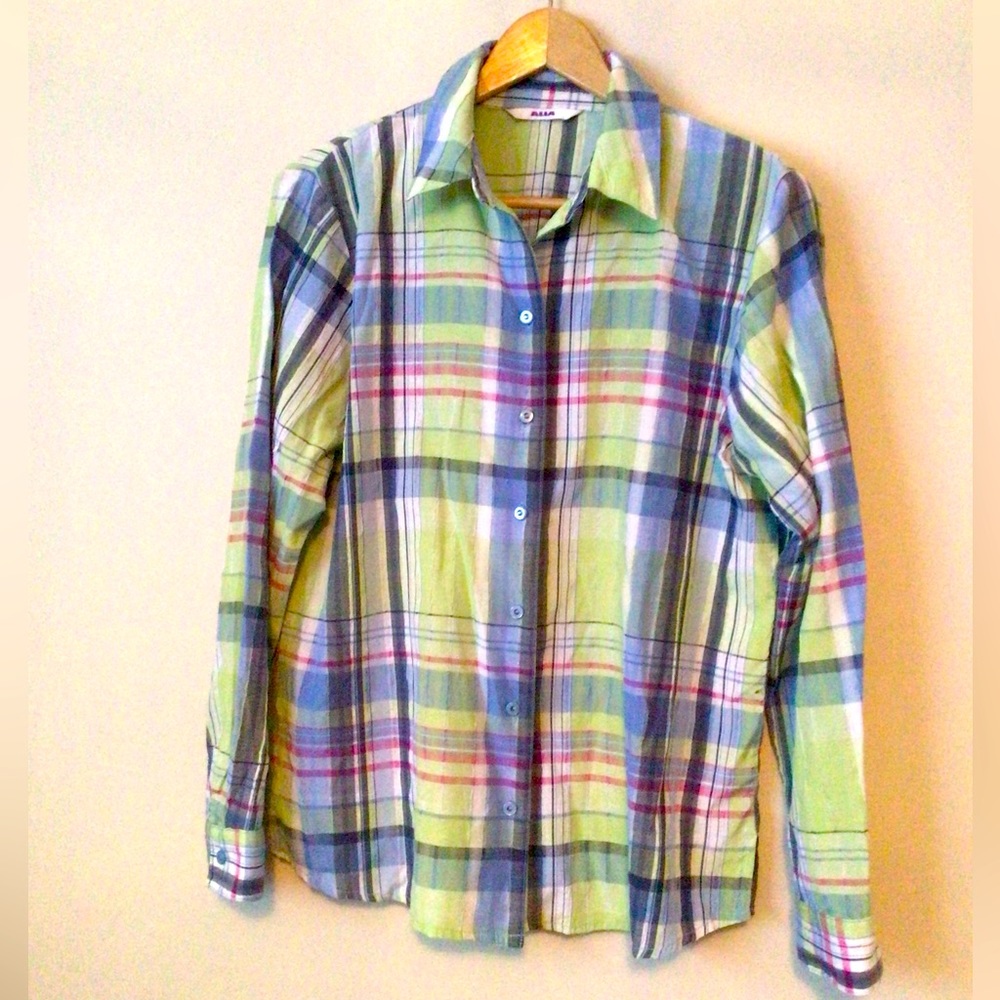 Alia woman’s long sleeve blouse. Size: large.